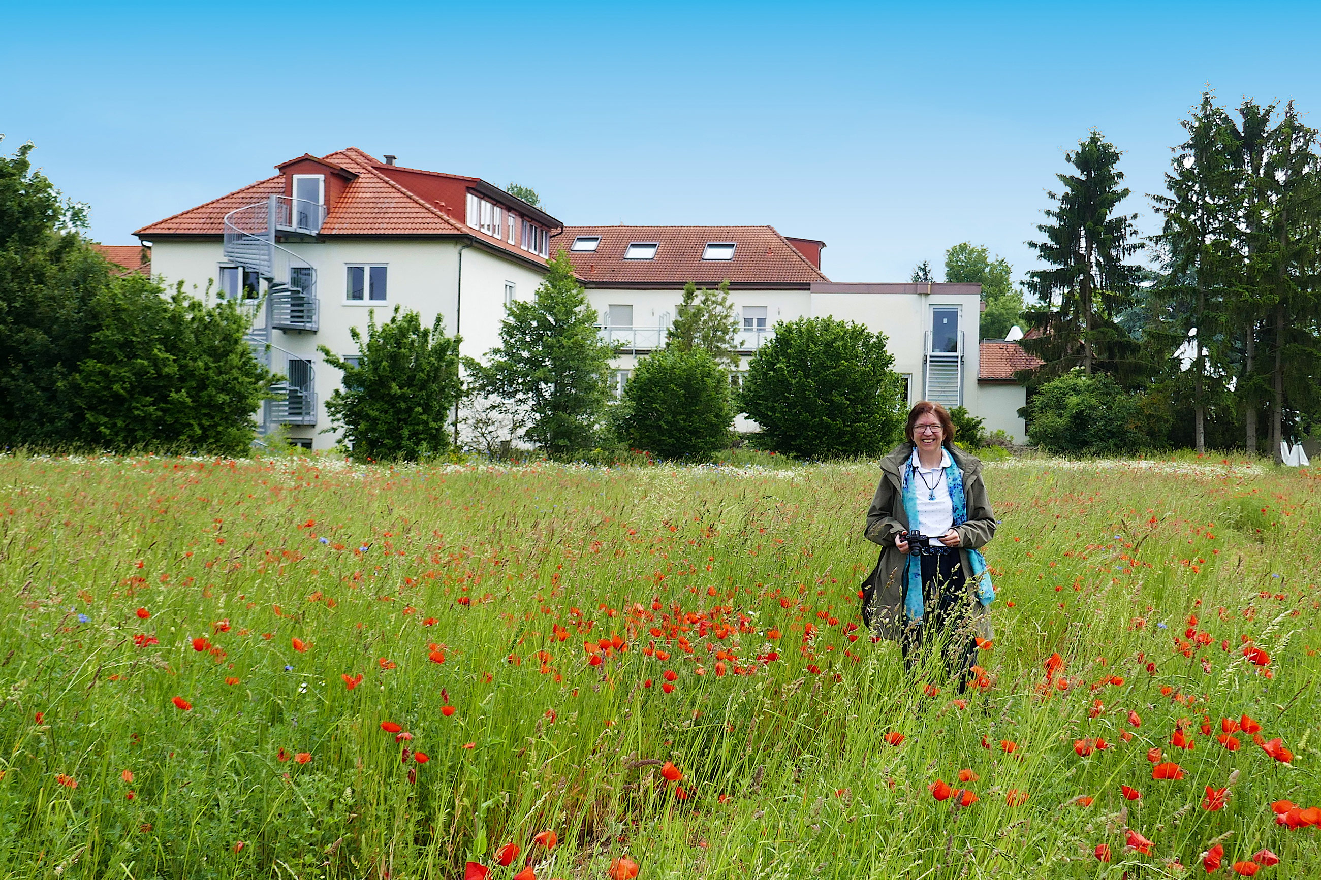 Lebenspark-Mehr-als-Wohnen-Lachen-Mohnwiese